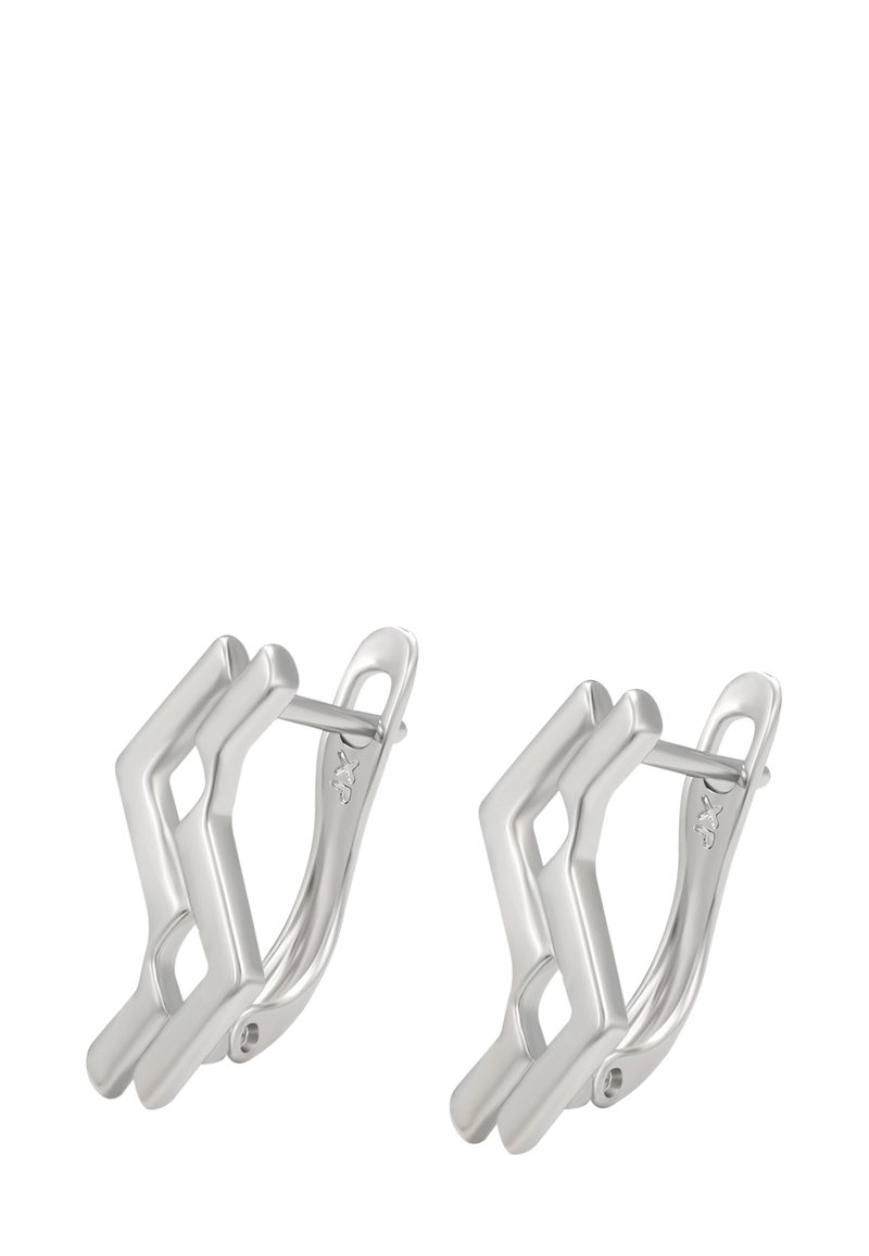 Sæt af sølv geometriske hoops øreringe med vinkelret zigzagdesign og hængslede låse på en hvid baggrund.