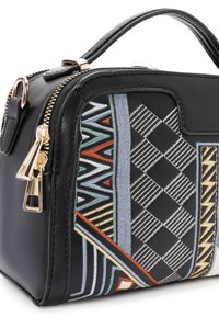 Bolso negro con patrones geométricos bordados en azul, rojo y crema. Presenta herrajes dorados y un cierre con cremallera. Diseño compacto rectangular.