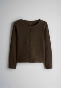 Brun ribbet cardigan med lange ærmer, rund halsudskæring og syv matchende knapper foran, vist mod en ensfarvet grå baggrund.