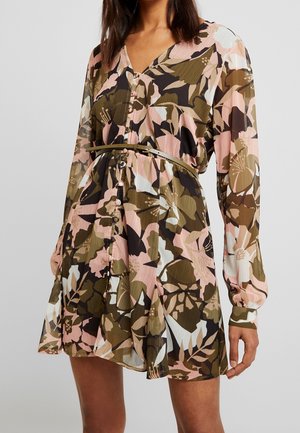 Abito floreale con scollatura a V, maniche lunghe e vita con cintura. Realizzato in un tessuto leggero con motivi rosa, verdi e neri.