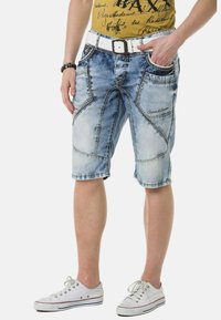 Denim-Shorts in Hellblau mit einem gewaschenen Effekt, ausgestattet mit einem weißen Gürtel, mehreren Taschen und kontrastierenden Nahtdetails.