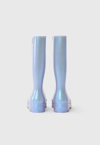Bottes de pluie en caoutchouc bleu iridescent avec une finition brillante, au design haut et à semelles texturées. Elles présentent des hauts lisses et arrondis ainsi qu'une construction durable.