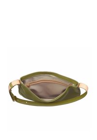 Borsa a spalla in pelle verde con superficie liscia, tracolla regolabile di colore rosa chiaro e tasca interna con zip. Design aperto, stile minimalista.