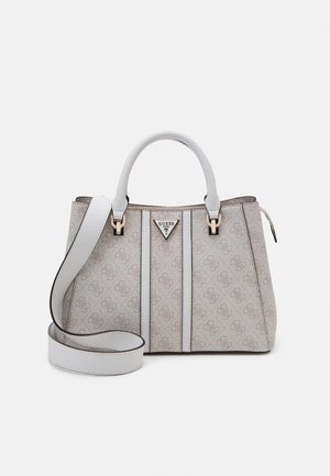 Beige en witte Guess-handtas met monogrampatroon, twee handvatten, afneembare schouderriem en driehoekig metalen logo in het midden aan de voorkant.