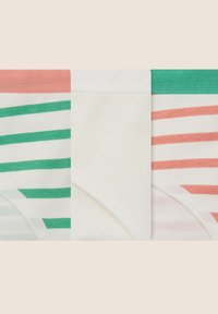 Trzy pary bawełnianych majtek: zielono-białe w paski, gładkie białe oraz różowe w jasne paski. Wszystkie mają elastyczne paski w talii.