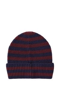 Pletená čepice v barvách mahagonové a námořnické modři, s ribkovaným lemem a zakulaceným vrškem. Textura vypadá měkce a silně.