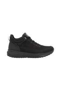 Baskets de sport noires avec une combinaison de daim et de tissu texturé. Elles présentent des lacets ronds, un col rembourré et une semelle robuste pour une meilleure traction.