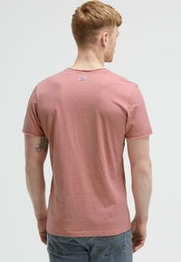 Short-sleeve, pink T-shirt made of cotton, featuring a crew neckline and a small label on the back. Smooth texture, casual fit.