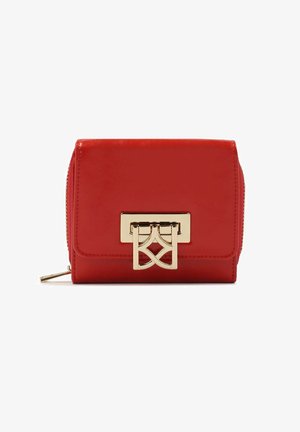 Rode neplederen portemonnee met ritssluiting, voorzien van een gouden geometrische sluiting aan de voorkant en een gladde, glanzende textuur.