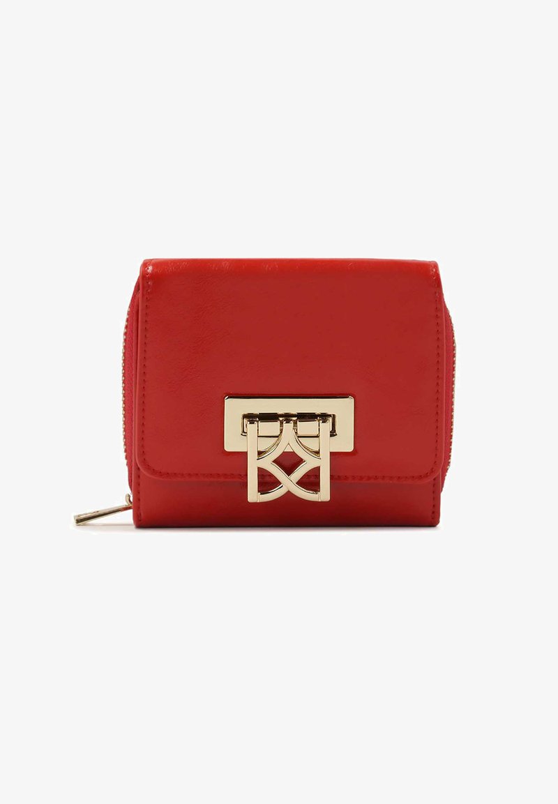 Portofel roșu din piele sintetică, cu închidere cu fermoar, având un închizător geometric auriu pe față și o textură netedă, lucioasă.