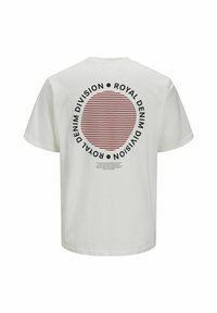Hvid bomulds-t-shirt med rund grafik på ryggen. Har sort tekst og et rødt koncentrisk stribet cirkeldesign. Korte ærmer, rund hals.