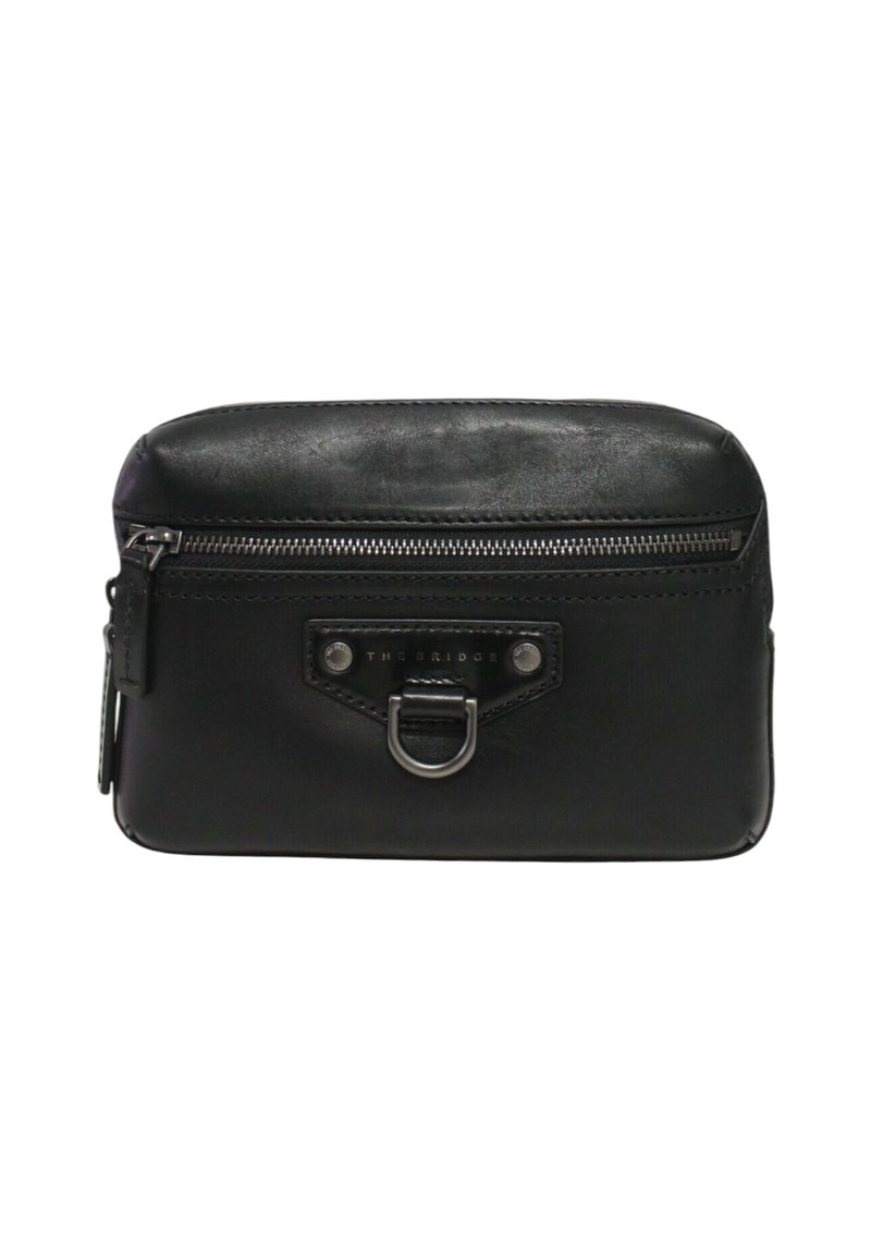 Pochette nera in pelle compatta con una tasca frontale con cerniera, un dettaglio in metallo sotto la cerniera e cuciture visibili sui bordi.