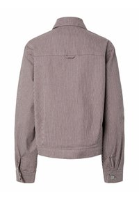 Veste pour homme à manches longues avec rayures verticales rouges et blanches, poignets à boutons et petite boucle en tissu sur le haut du dos.
