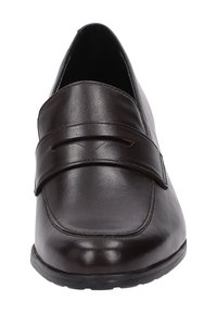 Mocassin en cuir marron avec une finition lisse, présentant un devant cousu et deux brides décoratives sur le cou-de-pied. Semelle en caoutchouc pour l'adhérence.