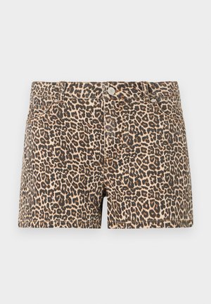 Short en jean à imprimé léopard avec bouton devant, passants de ceinture et poches avant sur un fond gris clair.