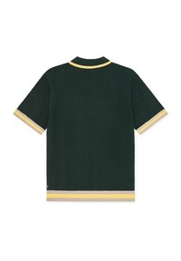 Pull en maille à manches courtes vert foncé avec bordure rayée jaune et beige aux manches, à l'ourlet et au col, vu de dos.