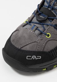 Grå mocka- och textilhiking sko med en svart gummisula, framträdande CMP-logotyp, invecklad sömnad och blå och gröna accenter.