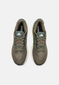 Chaussures de course de couleur vert foncé avec tige en mesh, des détails texturés, des accents vert clair et une semelle rembourrée. Comprend des lacets et une marque.