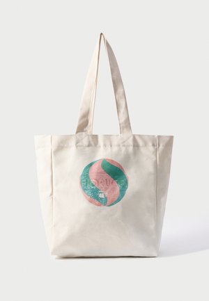 Lerret totebag i kremfarge med et sirkulært design som har teal- og rosa virvler. Kraftige håndtak, enkel rektangulær form og strukturert overflate.