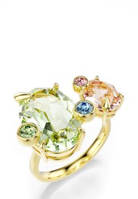 Guldring med to store ovale ædelstene: en grøn og en pink, med mindre blå og grønne accenter sat i hævede krog.