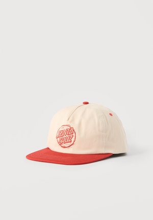 Beige og rød baseballcaps med "Santa Cruz"-logo trykt i rødt på frontpanelet og en rød brem.