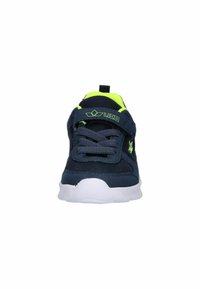 Pantofi sport navy cu accente verde neon, având un superior din plasă, curea ajustabilă și talpă din cauciuc alb. Design ușor pentru confort.