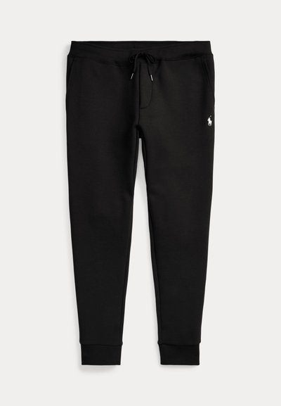 Čierne jogger nohavice so zaviazanými členkami, sťahovacím pásom, bočnými vreckami a malým bielym logom hráča polu na pravej stehne.
