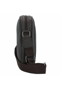 Braune Leder-Umhängetasche mit Reißverschluss, flacher rechteckiger Form, verstellbarem Stoffgurt und silbernen Hardware-Details.