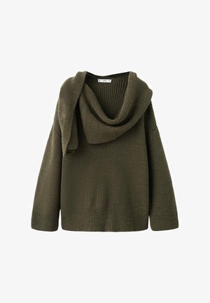Suéter de punto color verde oliva con un ajuste relajado, cuello grande estilo bufanda y hombros caídos; presenta textura acanalada y mangas largas.