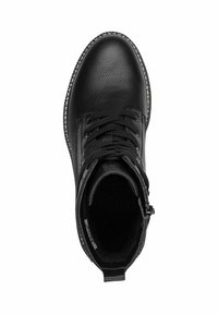 Botte de cheville en cuir noir avec une surface texturée, bout rond, devant à lacets et couture blanche contrastante le long de la semelle.