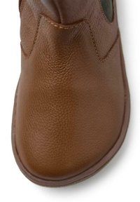 Botín de cuero marrón hasta el tobillo con superficie texturizada, puntera redonda y paneles laterales contrastantes. Cuenta con costuras reforzadas alrededor de los bordes.