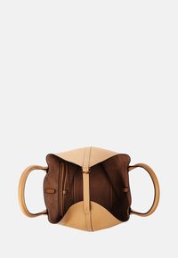 Tote-väska i tan läder med slät ytstruktur, bred öppning och dubbla handtag. Utrustad med en brun insida och ett dragkedjefack.