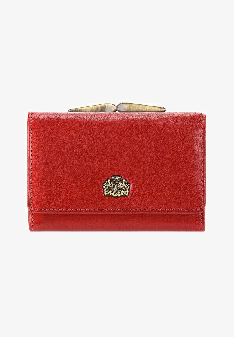 Cartera de cuero rojo con un acabado texturizado, que cuenta con un cierre en tono dorado y un logo en relieve en la parte frontal. Forma rectangular compacta.