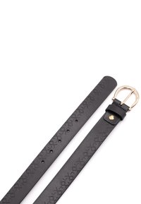 Zwarte leren riem met een gehamerd geometrisch patroon, gouden metalen gesp en bijpassende leren houder. Glad oppervlak en vlakke vorm.