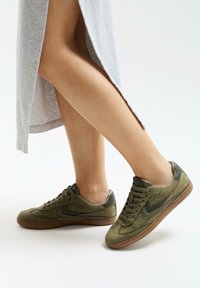 Bershka Sneakers - khaki