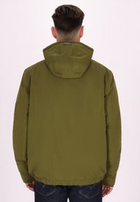 Giacca verde oliva con cappuccio, dotata di orlo ed elastici ai polsini, realizzata in un tessuto morbido e leggero. La vista posteriore mostra cuciture minime e un'etichetta sul colletto.