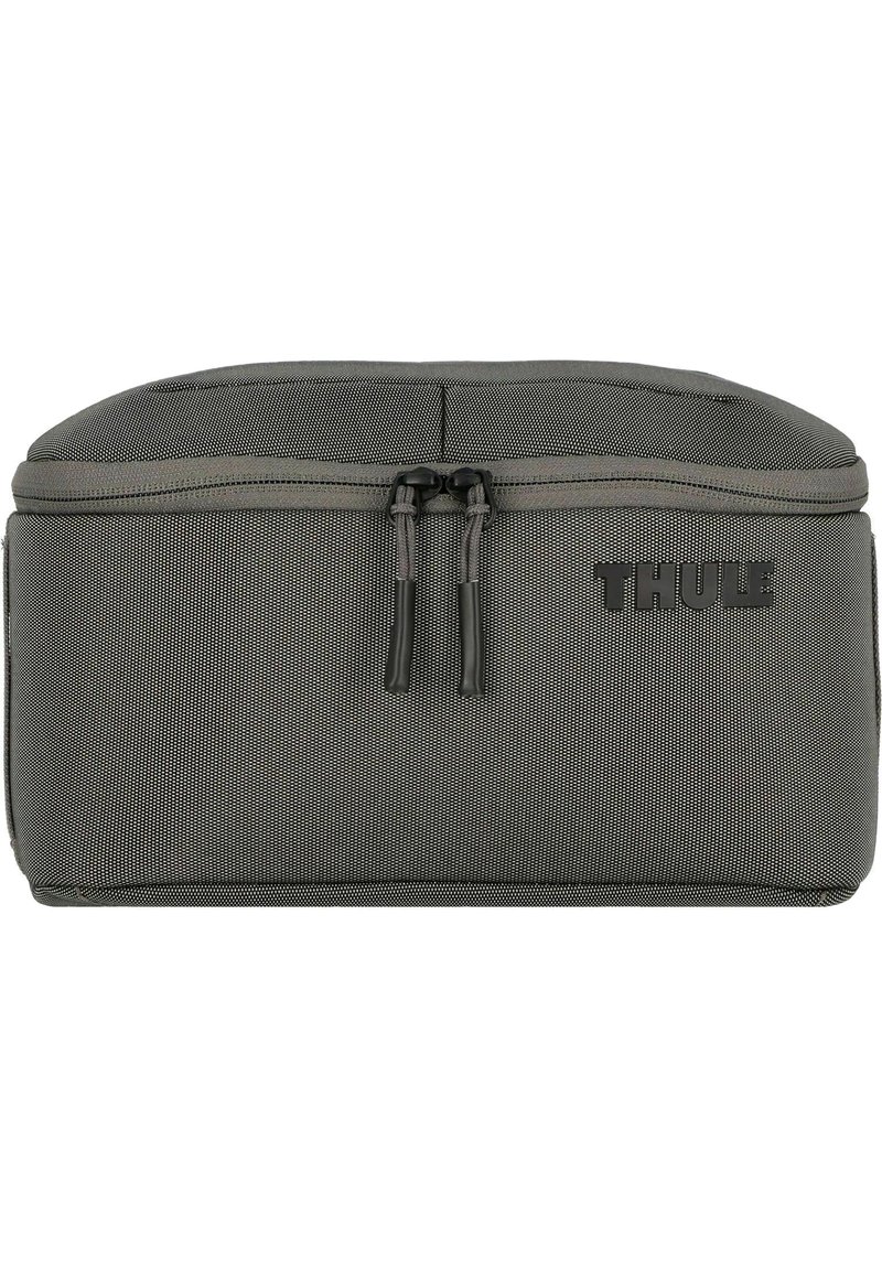 Funda de almacenamiento Thule gris con un acabado de tela texturizada, que cuenta con cierre de cremallera, tiradores dobles y forma rectangular.