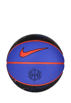 Basketball mit blauen und schwarzen Paneelen, orangen Nähten, rotem Nike Swoosh und dem Schriftzug „Swoosh Street Classics“ mit Logo auf dem blauen Paneel.