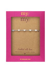 Bracciale in acciaio inossidabile con cinque ciondoli a forma di cuore piatti, esposto su uno sfondo in cartoncino marrone, incorniciato in una scatola rosa brillante.