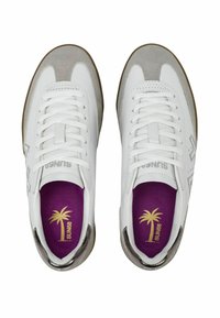 Scarpe da ginnastica bianche con dettagli in camoscio grigio, suola in gomma testurizzata, stringhe rotonde e solette viola con un logo di palma d'oro.