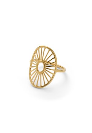 Bague en or avec un motif ajouré en forme d'ovale en rayons de soleil, présentant des barres radiales uniformément espacées et un centre creux sur fond blanc.