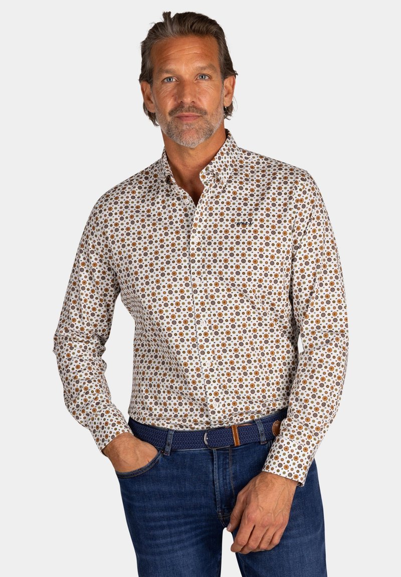 Witte overhemdd met bruine en oranje cirkelpatronen. Heeft een klassieke kraag, lange mouwen en een getailleerde pasvorm. Gecombineerd met denim.