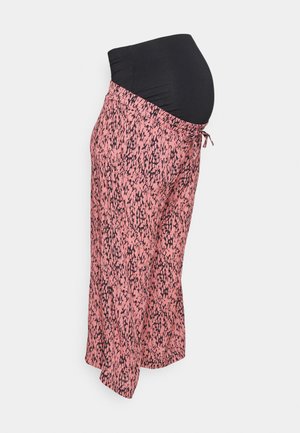 Calças de maternidade com uma cintura elástica preta e um tecido com padrão rosa. Corte solto, comprimento até a metade da panturrilha, com um detalhe de cordão.