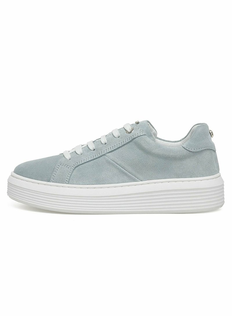 Sneaker di suede azzurro chiaro con suola rigida bianca spessa e lacci bianchi, mostrata in profilo laterale su uno sfondo bianco.