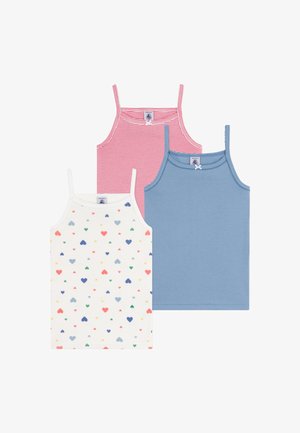 Três tops: um branco com padrão colorido de corações, um azul claro e um rosa às riscas. Todos apresentam alças finas e um tecido macio.