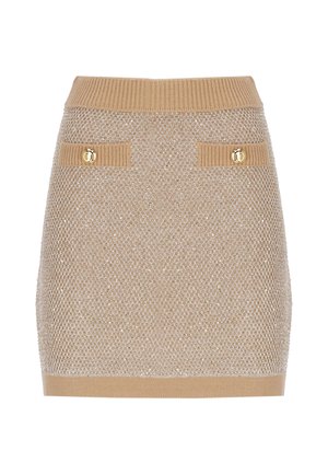 Mini-jupe beige en maille avec ceinture côtelée, deux poches avant ornées de boutons dorés et motif texturé sur le tissu.