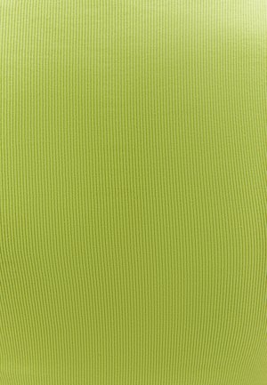 Tissu vert lime éclatant avec une texture à côtes verticales. Matériau lisse et léger avec une couleur et un motif uniformes sur toute la surface.