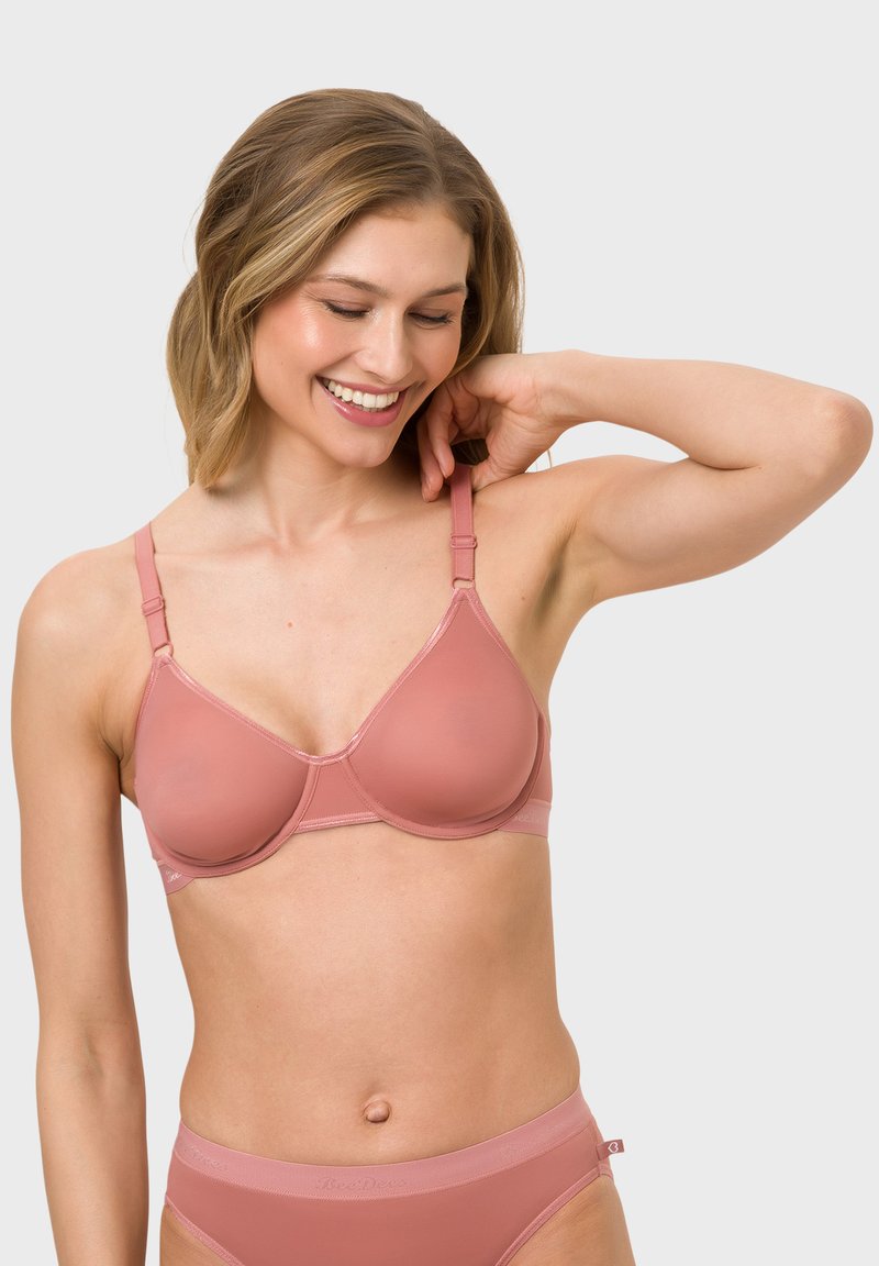 Hellrosa BH mit geformten Körbchen, verstellbaren Trägern und einer glatten Textur. Ergänzt durch passende Unterwäsche mit einem weichen Taillenbund.