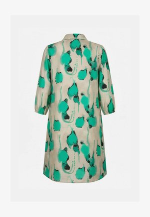 Rochie bej cu mâneci până la cot, având un model floral abstract verde și negru, văzută din spate pe un fundal simplu.