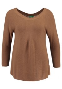 Hnědý pletený svetr se širokým výstřihem a tříčtvrtečními rukávy. Má žebrovanou texturu a volný střih.